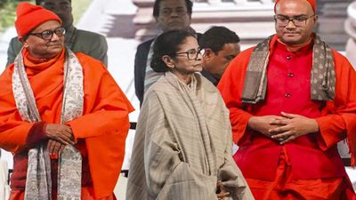 Bengal Chunav 2026: दुर्गा आंगन–महाकाल मंदिर का दांव, ममता बनर्जी का हिंदू कार्ड BJP को देगा टेंशन!