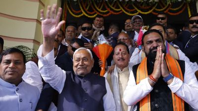 Bangladesh: अर्थशास्त्री बने घूम रहे यूनुस ने डुबोई इकोनॉमी! पाकिस्तान की तरह कंगाली की राह पर ढाका | bangladesh-economy-in-danger-under-muhammad-yunus-govt-external-loan-104-billion-news-hindi 17 Bihar News: बिहार में बड़ा घोटाला! 7 विधायक-सांसद सैलरी के साथ ले रहे 'पेंशन', लिस्ट में मोदी-नीतीश के मंत्री