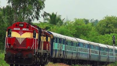 Bihar Train Accident: बिहार से दिल्ली जा रही ट्रेन हादसे की शिकार, बगहा के जंगलों में भैंसों के झुंड से टकराई 