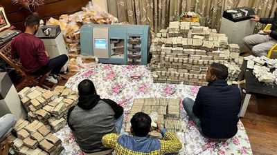 लेफ्टिनेंट कर्नल के घर मिला पैसा ही पैसा, CBI की रेड में करोड़ों का कैश जब्त, ऑफिसर पत्नी पर भी FIR