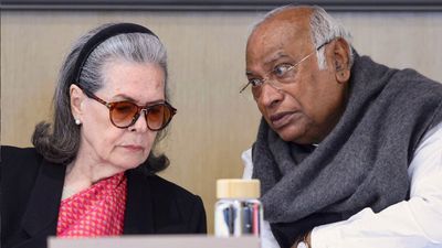 CWC meeting Today: मनरेगा पर सियासी संग्राम! मल्लिकार्जुन खड़गे का ऐलान, 5 जनवरी से सड़क पर उतरेगी कांग्रेस