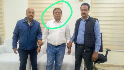 भोपाल में हिंदू संगठनों का उग्र प्रदर्शन, बाबर के नाम पर मस्जिद नहीं चलेगी, अब्दुल कलाम के नाम से बनाओ | Protest in Bhopal over foundation of Babri Masjid in Bengal, Hindu organizations, mosque Babur 13 MP News: नर्मदापुरम में कृषि विभाग के उप संचालक 40 हजार रुपये की रिश्वत लेते रंगे हाथों गिरफ्तार