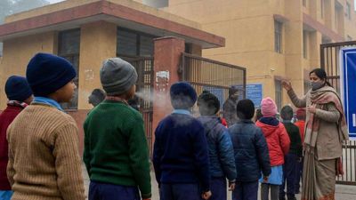 बढ़ती ठंड के बीच दिल्ली के स्कूलों ने बदला नियम, खुले मैदानों में नहीं होगी प्रार्थना, गर्म पानी भी होगा उपलब्ध