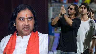 'कान खोलकर सुन लो मिस्टर,' शाहरुख़ खान को कथावाचक देवकीनंदन की खुली चुनौती, वीडियो ने काटा बवाल