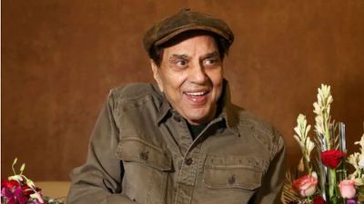 धर्मेंद्र आखिरी इच्छा रह गई अधूरी, 'अपने' डायरेक्टर से इस उम्र में की थी ऐसी डिमांड!