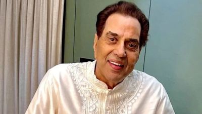 Dharmendra की मौत के 9 दिन बाद परिवार ने लिया ये बड़ा फैसला, अस्थियां लेकर ये कहां पहुंचे सनी देओल? 