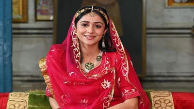Gauravi Kumari: कौन हैं ये राजकुमारी, जिनकी बैकलेस फोटो ने उड़ाए लोगों को होश? रहती हैं करोड़ों के महल में