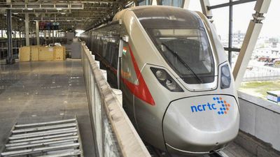 Ghaziabad Rapid Rail Viral Video: रैपिड रेल में कपल ने किया गंदा काम, वीडियो वायरल होते ही कर्मचारी सस्पेंड