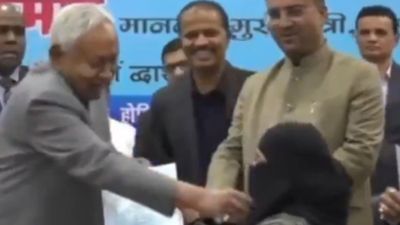 Nitish Kumar Hijab Row: हिजाब कांड पर मशहूर सिंगर ने नीतीश कुमार का किया समर्थन, कहा- CM का हृदय से अभिनंदन