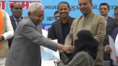Nitish Kumar Hijab Row: हिजाब खींचे जाने के बाद सदमे में डॉक्टर नुसरत, नौकरी को लेकर कर लिया बड़ा फैसला