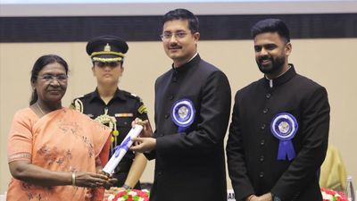 IAS सृष्टि देशमुख के पति और खंडवा कलेक्टर विवादों में, नेशनल अवार्ड के पीछे फर्जी आंकड़ों का क्या है पूरा खेल?