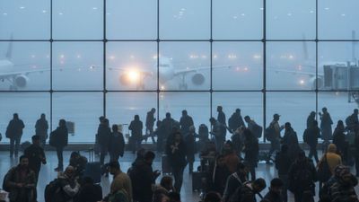 Delhi एयरपोर्ट की रफ्तार पर ब्रेक, 130 फ्लाइट कैंसिल 250 लेट, CAT III सिस्टम के भरोसे हो रही लैंडिंग