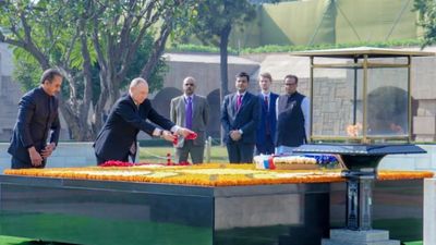 Putin India Visit: 'आधुनिक भारत के संस्थापक', राजघाट पर महात्मा गांधी को श्रद्धांजलि देकर पुतिन ने क्या कहा?