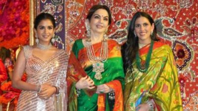 नीता अंबानी की आंखों से ही कांप उठती हैं बहुएं ? फंक्शन में सास को देख घबराईं राधिका मर्चेंट, कर बैठीं ये गलती