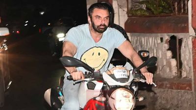 सलमान खान के छोटे भाई सोहेल खान ने सरेआम दी गालियां, उड़ाईं ट्रैफिक नियम की धज्जियां