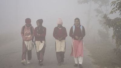 UP School Closed: स्कूल जाने से पहले छात्र-छात्राएं चेक करें DM का आदेश, इन जिलों में बंद रहेंगे विद्यालय