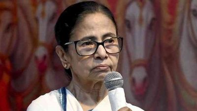 Mamata Banerjee: वंदे मातरम पर बहस! ममता बनर्जी का BJP पर वार, बोलीं- बंगाल के महान नेताओं की अनदेखी क्यों?