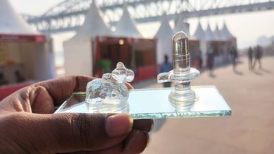 कांच में रचा-बसा काशी का कला संसार : काशी तमिल संगमम में चमकते मनके