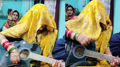 घूंघट वाली दुल्‍हन कौन है? मुंह दिखाई में गिटार बजाकर गाया रोमांटिक गाना, देखें Viral Video 