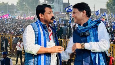 भोपाल में हिंदू संगठनों का उग्र प्रदर्शन, बाबर के नाम पर मस्जिद नहीं चलेगी, अब्दुल कलाम के नाम से बनाओ | Protest in Bhopal over foundation of Babri Masjid in Bengal, Hindu organizations, mosque Babur 11 MP News: इंदरगढ़ ‘संविधान बचाओ रैली' में उमड़ा जनसैलाब: दामोदर सिंह यादव की ताकत देख भाजपा-कांग्रेस में खलबली