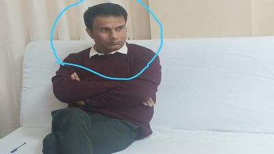 MP News: महिला एवं बाल विकास अधिकारी रामप्रवेश तिवारी 5,000 रुपये रिश्वत लेते रंगे हाथों पकड़ा गया