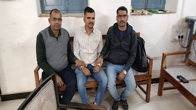 MP News: शिवपुरी अपर कलेक्टर न्यायालय के स्टेनो मोनू शर्मा 5,000 रुपये रिश्वत लेते रंगे हाथों गिरफ्तार