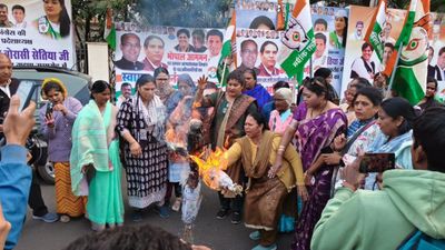 लाडली बहनों को धमकी देने पर भोपाल में जला मंत्री विजय शाह का पुतला, महिला कांग्रेस पूरे प्रदेश में करेगी विरोध