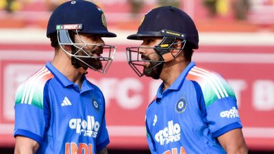 विराट बनाम रोहित की जोरदार जंग! 2025 में ODI का किंग कौन? टॉप 3 खिलाड़ियों में कितने रनों का फासला