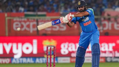 Year Ender 2025:  इस साल वनडे में छक्कों का सुल्तान कौन? टॉप 3 भारतीयों ने उड़ाए होश