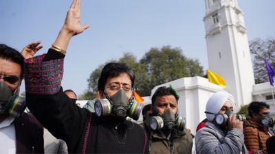आतिशी के नेतृत्व में AAP विधायकों ने जहरीली हवा को लेकर भाजपा सरकार के खिलाफ नारे लगाए