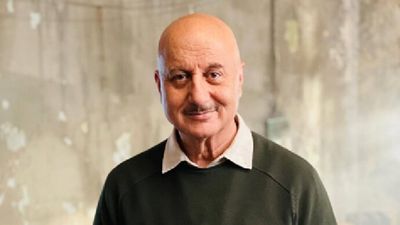 Anupam Kher Caste: अनुपम खेर की क्या है जाति? कौन सा धर्म मानते हैं एक्टर? बेटे ने सरेआम क्यों जड़ा थप्पड़?