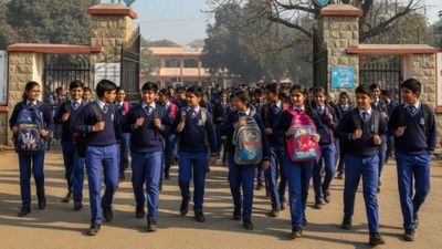 Delhi School: कन्फ्यूजन खत्म! दिल्ली के किन छात्रों को रोज जाना होगा स्कूल, किनके लिए जारी रहेगा हाइब्रिड मोड?