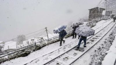Himachal Pradesh Weather: भारी बर्फबारी से 655 सड़कें बंद, कई जिलों में बत्ती गुल, बर्फबारी का Alert जारी 