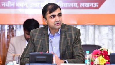 UPSC में 8वीं रैंक वाले DM साहब से अब होगी पूछताछ! IAS पत्नी ने भी छोड़ा साथ, लगे चौंकाने वाले आरोप