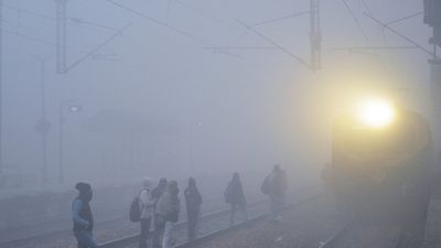 Train Cancelled today: घने कोहरे ने बिगाड़ा सफर, राजधानी समेत कई ट्रेनें लेट, देखें कैंसिलेशन की पूरी लिस्ट