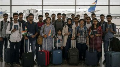 Iran Crisis: आज किया जाएगा भारतीयों को एयर लिफ्ट, इमरजेंसी एडवाइजरी और हेल्पलाइन नंबर जारी