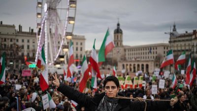 Iran protests 2026: मुंह से बहता रहा खून, लेकिन प्रदर्शन करती रहीं, ईरानी महिला का वीडियो वायरल