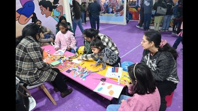 नई दिल्ली विश्व पुस्तक मेला 2026 के बाल मंडम की किड्स एक्सप्रेस में कल्पना और कहानियों की मनोरंजक यात्रा