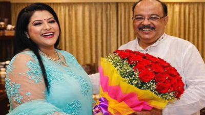 Love Story: प्यार के लिए इस TMC नेता ने छोड़ा मेयर पद और पार्टी, लिव-इन पार्टनर भरती है नाम का सिंदूर