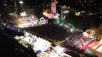 Happy New Year 2026 का आतिशबाजी-डांस के साथ हुआ स्वागत, कश्मीर में बर्फबारी में मना जश्न