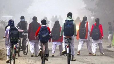 School Closed: आज कहां-कहां खुले स्कूल? क्या फिर से बढ़ी छुट्टियां? जानें अपडेट 
