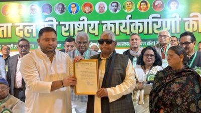BIhar News: लालू युग का अंत! तेजस्वी यादव बने RJD के 'राष्ट्रीय कार्यकारी अध्यक्ष'