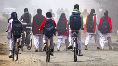 UP School Closed: स्कूल की छुट्टियों को लेकर बड़ा अपडेट, शीतलहर के चलते अब इतने दिन तक बंद रहेंगे विद्यालय
