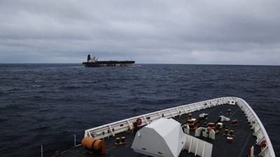 US Seized Russian Oil Tanker: कौन हैं ये 28 क्रू मेंबर्स, रूसी तेल टैंकर संग अमेरिका के कब्जे में? 