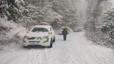 Uttarakhand Weather बदलेगा मौसम, बारिश और हिमपात का अलर्ट, वीकेंड पर फिर हो सकती है बर्फबारी, जानिए कहां 