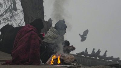 Mumbai Rain: न्यू ईयर पर मौसम ने बदला मिजाज, मुंबई में रिमझिम बारिश, दिल्ली में टूटा 6 साल का रिकॉर्ड!