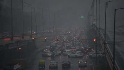 Delhi Weather: बारिश के साथ दिल्ली का बदला मौसम! IMD का येलो अलर्ट,तेज हवाओं के साथ हाड़ कंपाती ठंड की चेतावनी