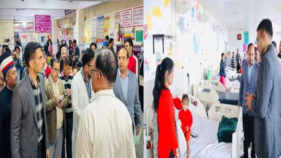 Dehradun News अस्पताल में भर्ती बच्चे के हाथ में फोन देखकर डीएम ने जानिए क्या किया, लापरवाही पर लिए ये एक्शन