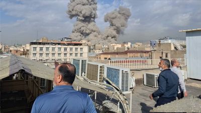 Iran पर महाप्रलय का VIDEO जारी, आसमान से बरसीं मिसाइलें, US ने जारी किया 'नॉन-स्टॉप' बमबारी का वीडियो! Israel-Iran War: मिडिल ईस्ट में हालात बेकाबू! इजरायल-ईरान जंग के बीच EU ने अपने सभी स्टॉफ वापस बुलाया