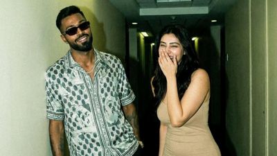 हार्दिक पांड्या के होटल में नई लड़की, गर्लफ्रेंड के बावजूद मुंह छिपाकर पहुंची महिला कौन? सोशल मीडिया पर हड़कंप